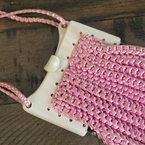 1950’s Marilyn Pivnick Pink Hand Crocheted Bakelite Frame Small Purse - Picture 5 of 12